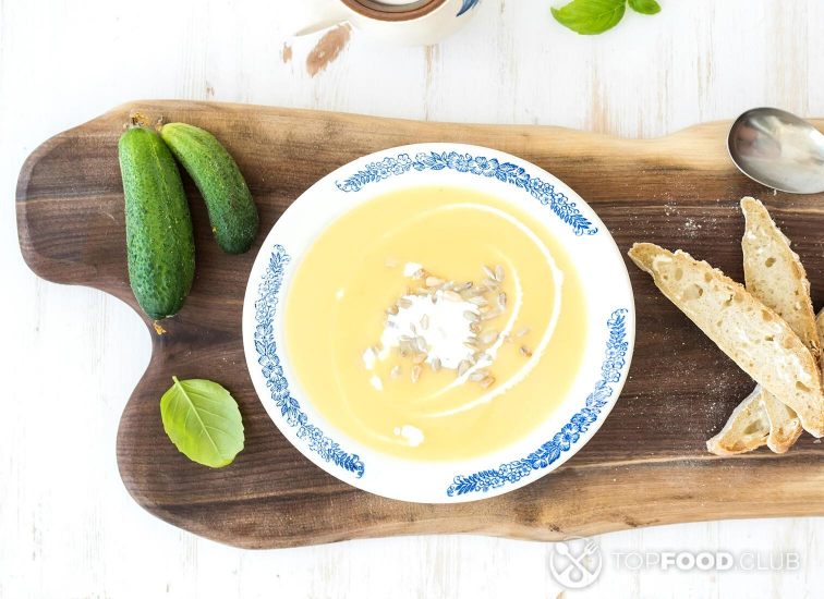 2021-10-01-5xveli-pumpkin-soup-with-cream-fresh-basil-cucumbers-and-pbbavks