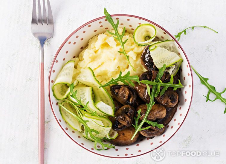 2021-10-01-b3z208-healthy-vegan-lunch-with-mashed-potatoes-and-roast-5d43wsk