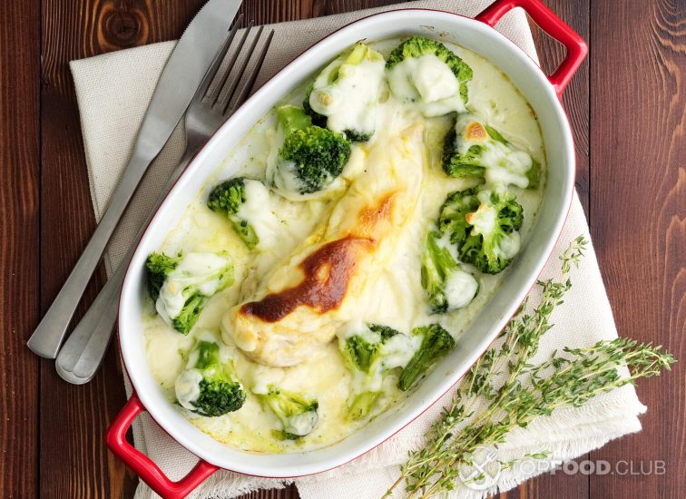 2021-10-04-541sje-chicken-fillet-baked-with-broccoli-in-bechamel-sau-42fx9ch