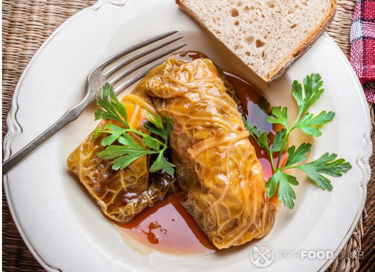 2021-10-04-n780gj-dish-of-cabbage-stuffed-with-meat-qtax9ve
