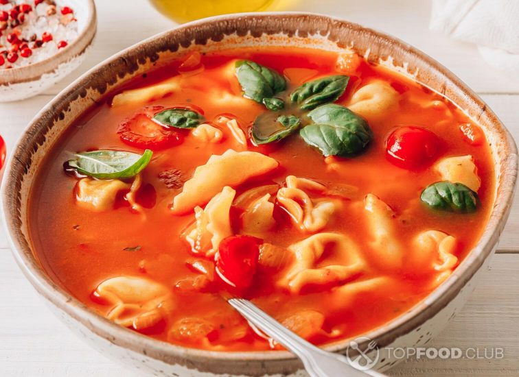 Tomato soup with fresh tomatoes and pasta