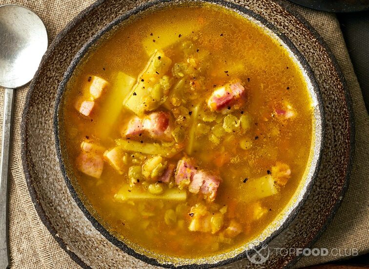 2021-10-05-21vrk0-winter-hot-soup-with-chopped-green-peas-pork-bacon-vd7zjy7
