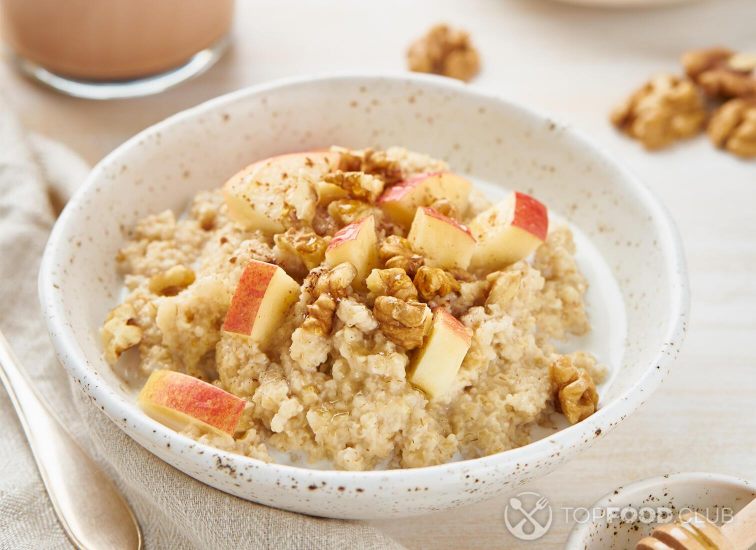 2021-10-05-61xqtz-oatmeal-with-apple-nuts-cinnamon-honey-and-cup-of-trjqbjg