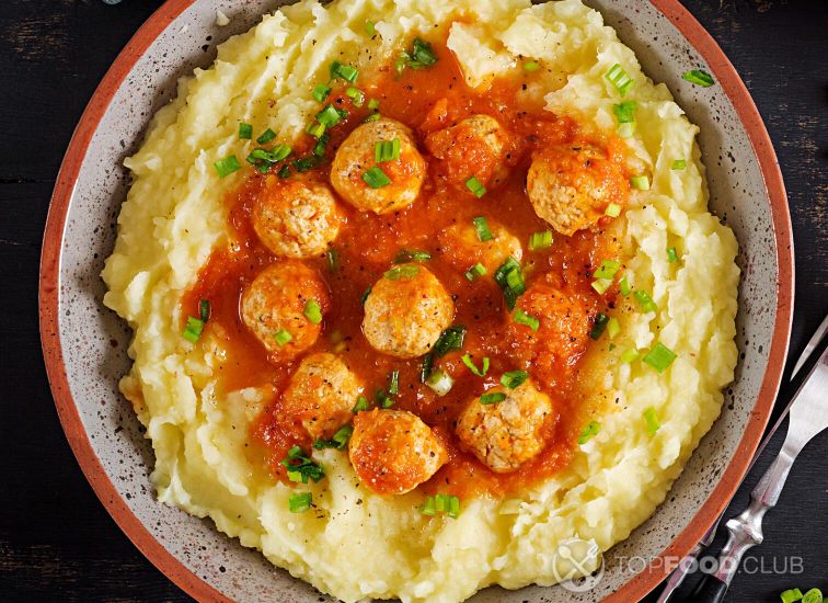2021-10-06-kot3sh-meatballs-in-tomato-sauce-with-mashed-potatoes-in-9h6kjgy