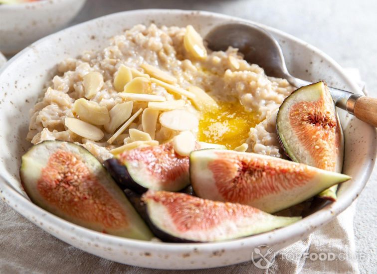2021-10-06-qx3okn-healthy-oatmeal-with-figs-coffee-oatmeal-breakfast-tqszsfm