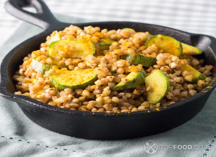 2021-10-07-k6hdln-buckwheat-with-zucchini-and-turmeric-in-skillet-8rqykgp