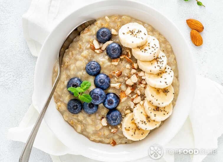 2021-10-07-qo8y50-healthy-vegetarian-food-oatmeal-with-fresh-blueber-usyp6qf