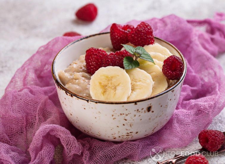 2021-10-07-y8ie6a-oatmeal-with-raspberry-and-banana-e8fwx2p