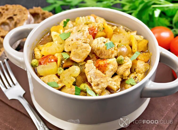 2021-10-08-3zbnol-chicken-with-vegetables-and-peas-in-saucepan-on-ta-qnhdw36