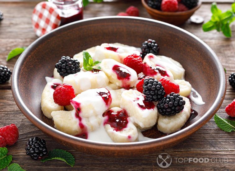 2021-10-08-6p2xr0-lazy-dumplings-vareniki-with-fresh-berries-boiled-7bwnqag