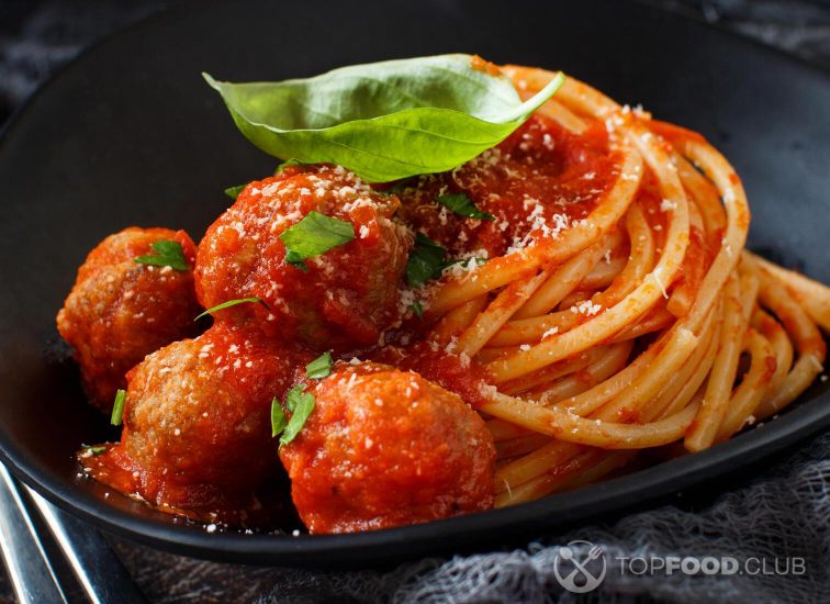 2021-10-08-k4cvlj-pasta-with-tomato-sauce-and-meatballs-rusqvhd