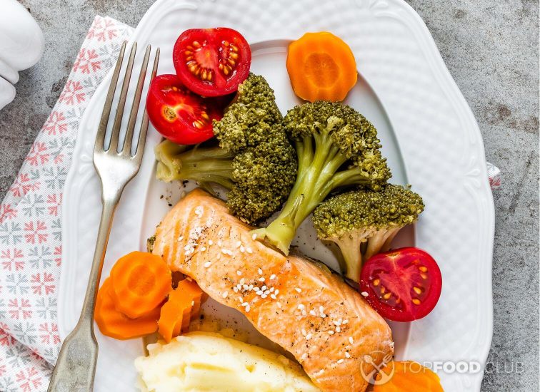 2021-10-11-d5xq16-salmon-fish-steamed-with-vegetables-pc4dksa