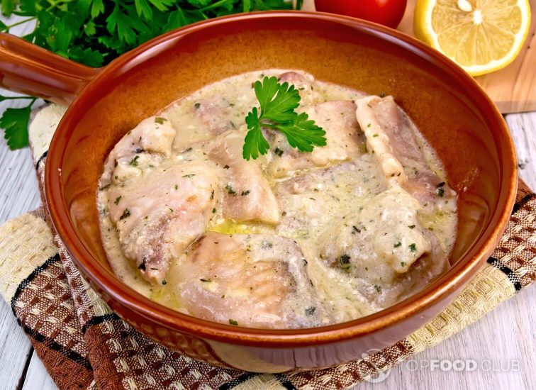 2021-10-11-ehmtsx-fish-stew-in-sauce-on-ceramic-pan-t2aeq3s
