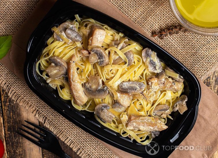 2021-10-11-gw48k2-pasta-with-sauteed-mushroom-with-chicken-in-cream-butter-sauce-takeaway