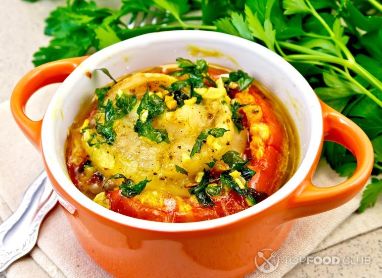 2021-10-11-kg7fq5-fish-baked-with-tomato-in-red-pot-on-granite-table-prxajw4