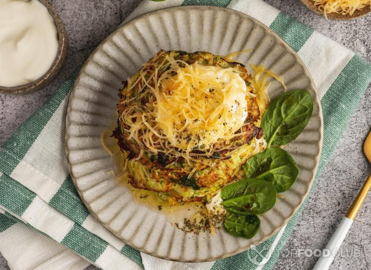2021-10-11-l10mrj-zucchini-and-spinach-pancakes-with-cheese-and-sour-eexmdfk