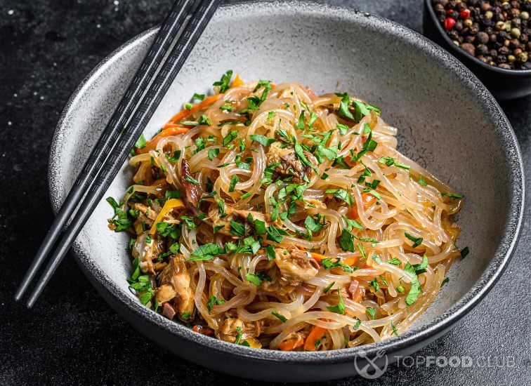 2021-10-15-5vnizm-wok-hot-asian-cellophane-noodles-with-chicken-meat-2021-10-04-16-00-59-utc
