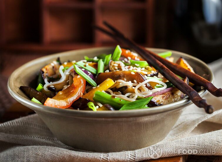 2021-10-15-gh1fxn-delicious-asian-rice-noodles-with-vegetables-2021-09-04-14-05-37-utc