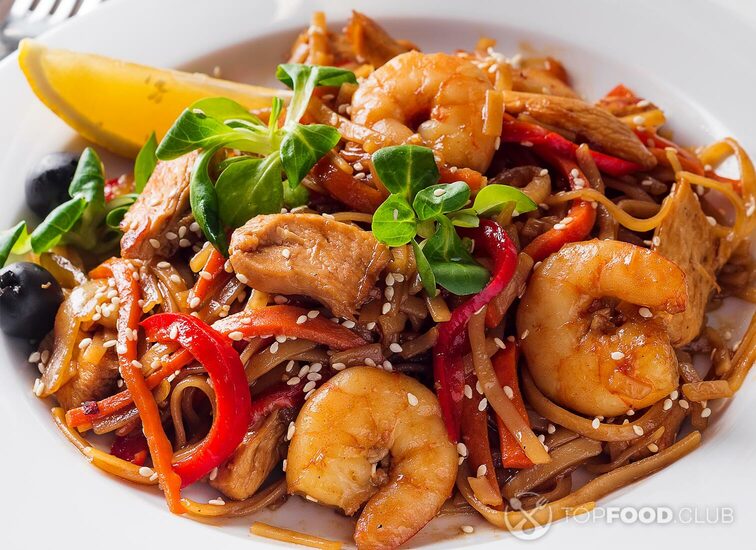 2021-10-18-86yjs3-rice-noodles-with-shrimps-in-sauce-on-a-white-plat-2021-08-26-15-28-57-utc