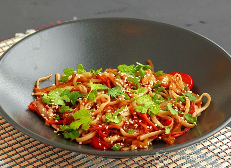 2021-10-19-nyv1dr-bowl-of-wok-noodles-with-vegetables-on-black-backg-2021-09-03-08-51-02-utc