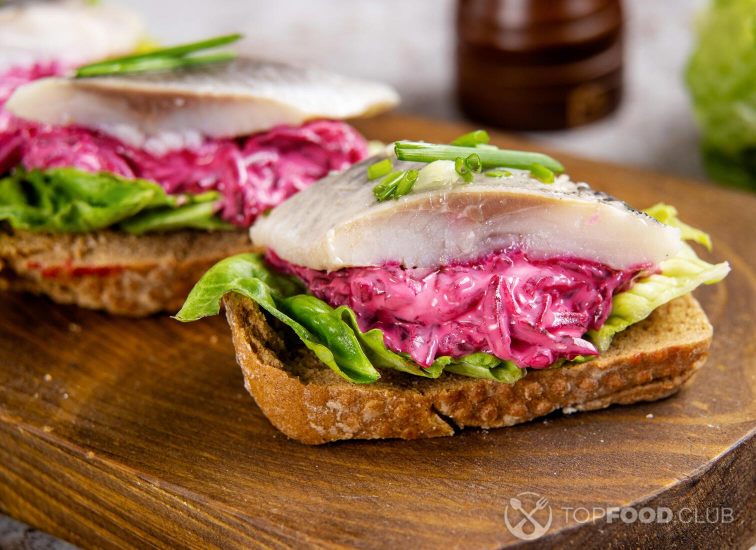 2021-10-26-cowni3-herring-sandwich-with-beet-and-green-salad-2021-10-21-17-00-34-utc