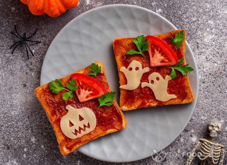 2021-10-26-hegt0l-halloween-sandwiches-toasts-with-ghost-and-pumpkin-2021-08-29-16-22-33-utc