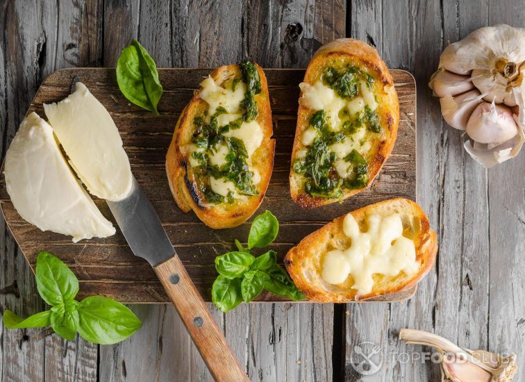 2021-10-26-zab739-garlic-herbs-toast-with-fresh-mozzarella-2021-10-21-04-22-12-utc