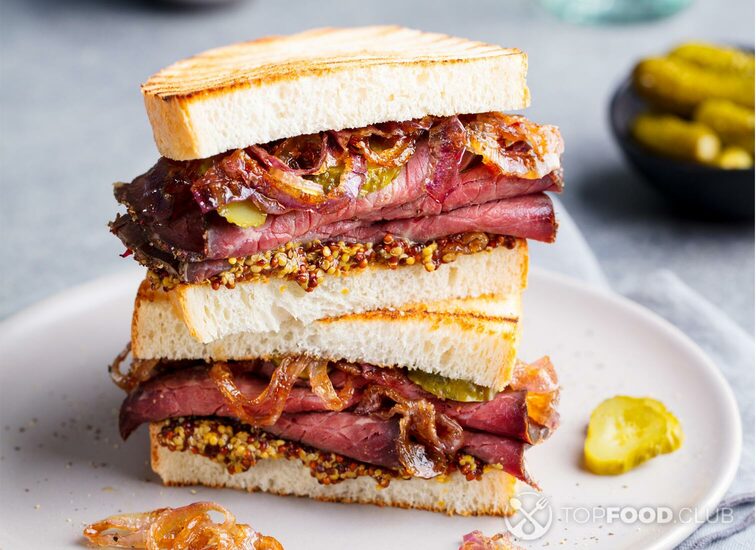 2021-11-01-4qtwmg-roast-beef-sandwich-on-a-plate-with-pickles-2021-08-26-16-29-53-utc