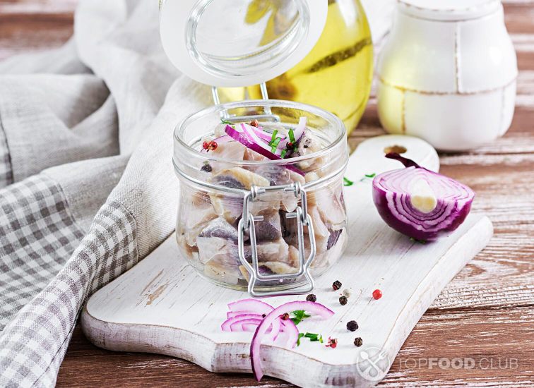 2021-11-02-0yfhq2-marinated-herring-in-jar-with-onions-scandinavian-9w6qbud