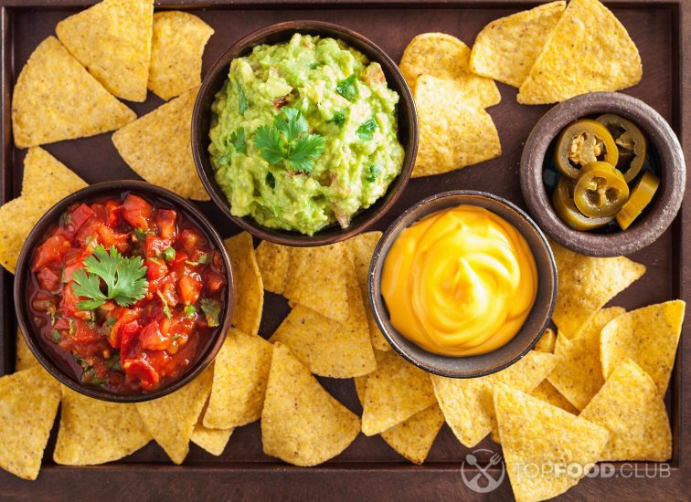 2021-11-02-ipwo7s-mexican-nachos-tortilla-chips-with-guacamole-salsa-and-cheese-dip