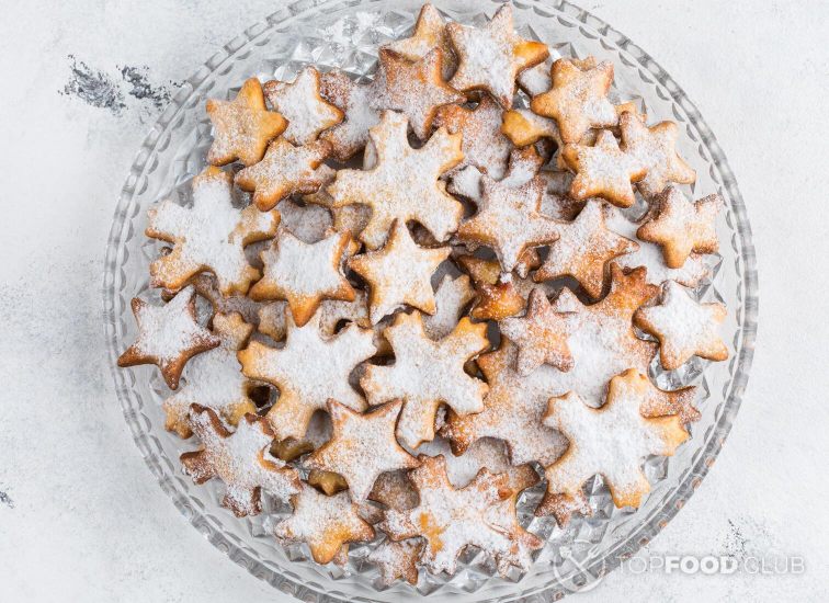 2021-11-02-lud3er-christmas-new-year-snowflake-cookies-on-a-table-2021-08-29-17-44-00-utc