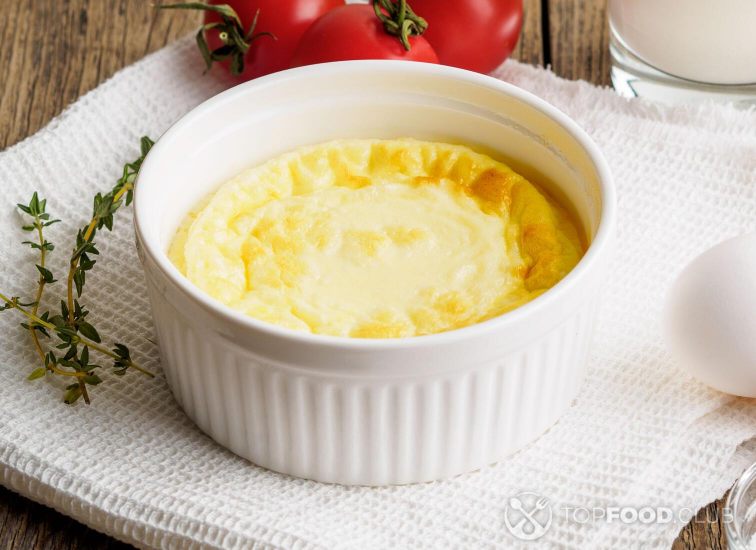 2021-11-03-akch91-white-round-ramekin-with-oven-baked-omelet-xx4z8m3