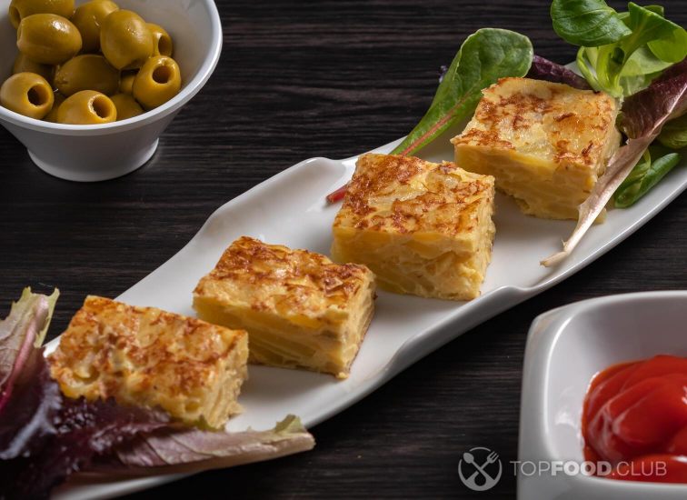 2021-11-03-pmtcwb-spanish-omelette-and-olives-on-restaurant-tksvvqp