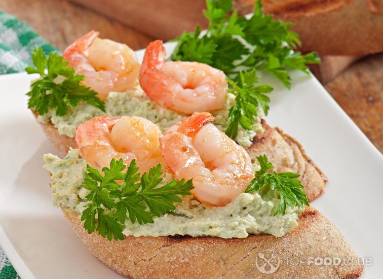 2021-11-04-dulkj1-bruschetta-with-paste-green-peas-shrimps