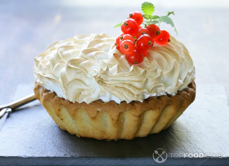 2021-11-04-ez3sgv-tart-with-lemon-cream-and-meringue-pzetdsx