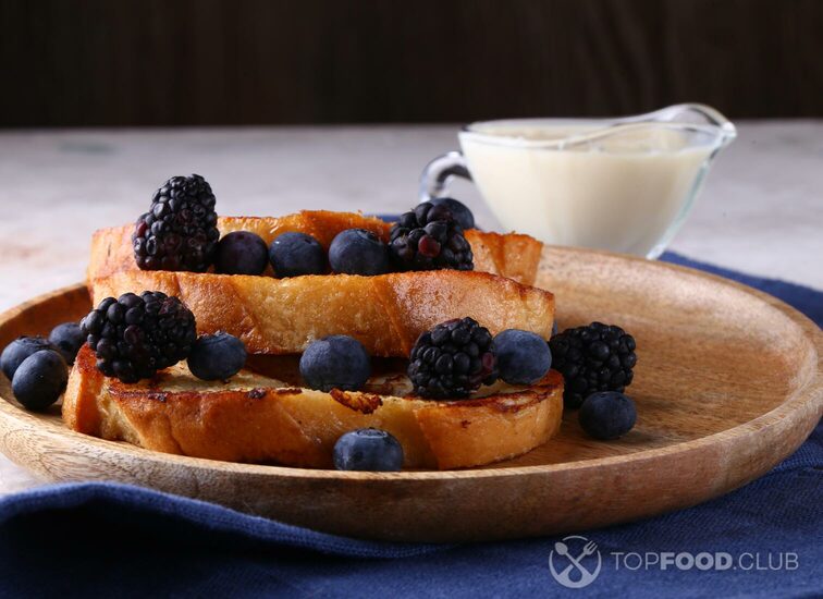 2021-11-04-o6u74p-fried-croutons-with-fresh-berries-ze9h6md