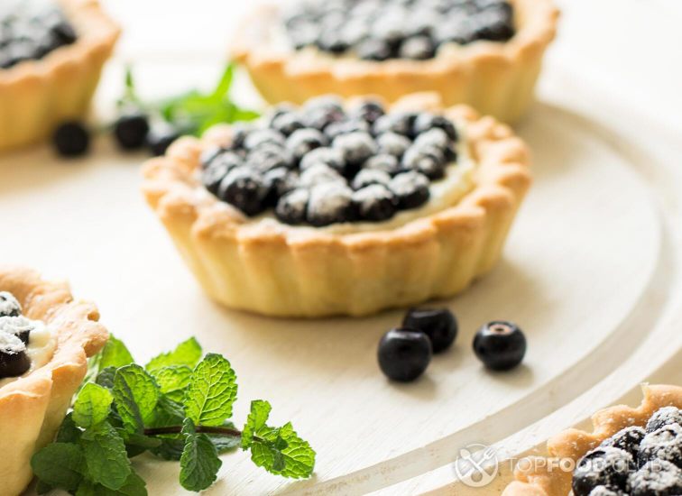 2021-11-04-xwi7gt-close-up-of-tartlets-with-fresh-blueberries-decora-fg8dyv2