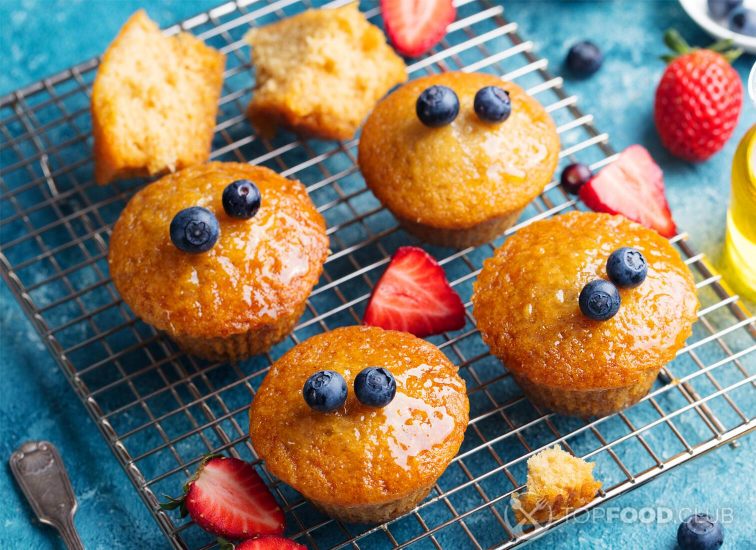 2021-11-05-15eyt7-muffins-cakes-with-fresh-berries-and-honey-on-coo-2021-08-26-16-29-55-utc