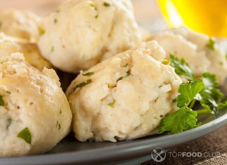 2021-11-11-2axf8n-homemade-matzo-balls-with-parsley-phcwq4p