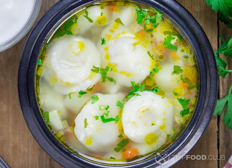 2021-11-11-fbxkar-soup-with-pelmeni-russian-dumplings-top-view-squar-pq4ngsj