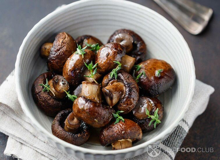 2021-11-11-s3ku9d-grilled-champignons-with-thyme-in-a-ceramic-bowl-2021-08-27-16-37-24-utc