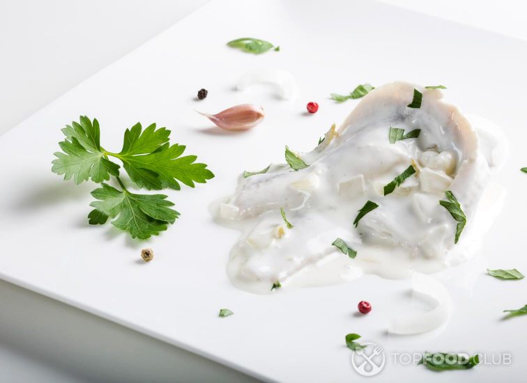 2021-11-12-3cds20-close-up-of-herring-fillets-in-mayonnaise-sauce-wxwv25w