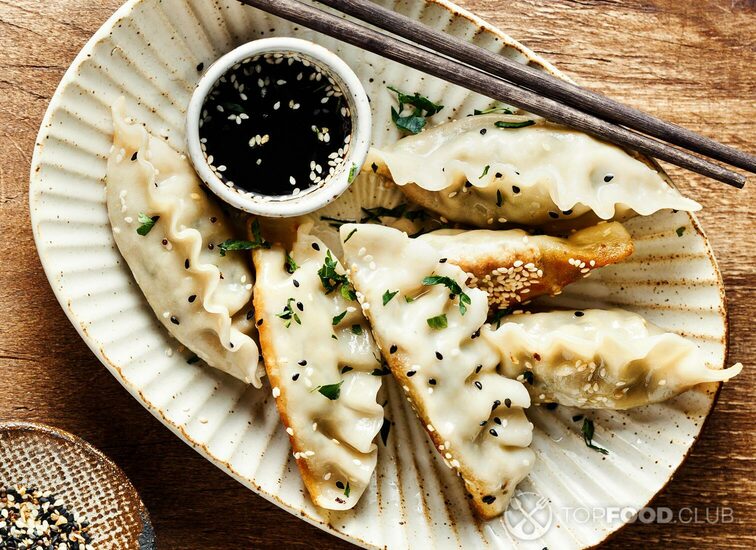 2021-11-12-ke0dgi-fried-dumplings-with-herbs-and-sesame-nw57e5z