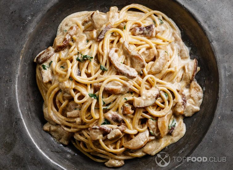 2021-11-15-1jv235-pasta-spaghetti-with-porcini-mushrooms-on-plate-cl-r4ccfqs