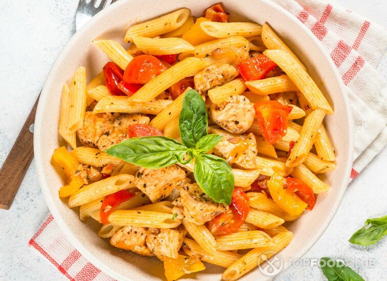 2021-11-15-cqvdn4-pasta-with-chicken-and-vegetables-at-white-table-2021-04-04-23-27-05-utc