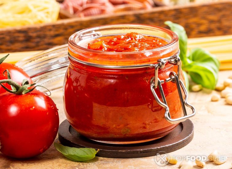 2021-11-16-3fens9-glass-jar-with-homemade-classic-spicy-tomato-pasta-2021-08-27-09-38-38-utc
