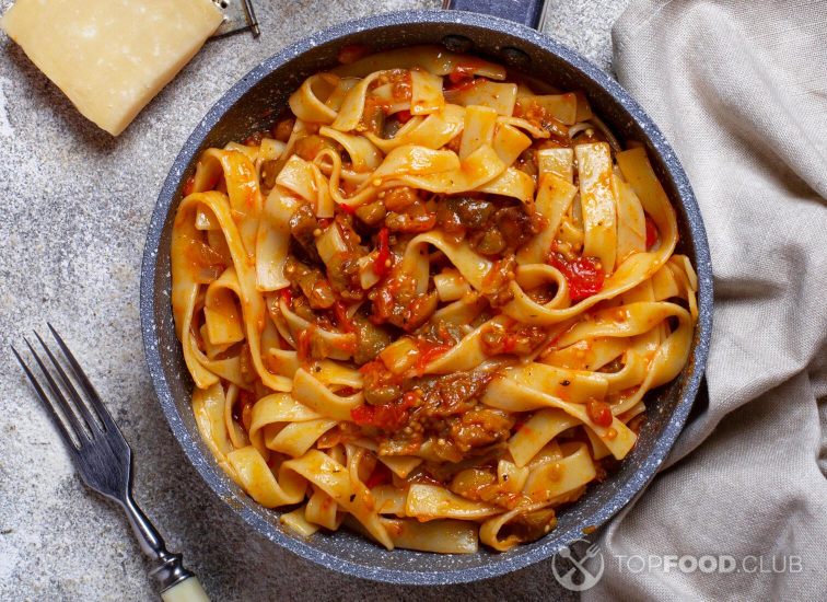 2021-11-16-82s91g-pasta-with-eggplant-and-tomatoes-fhmgt9y