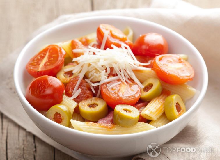 2021-11-16-xwediv-pasta-with-tomatoes-and-salami-pwxeqwj