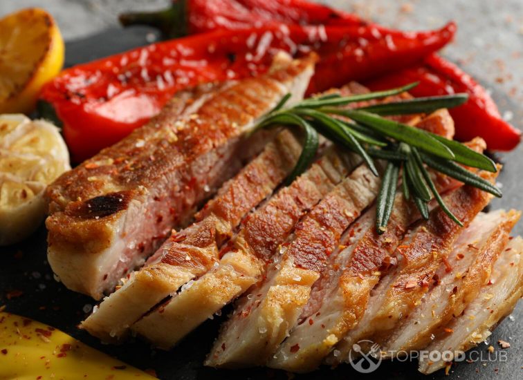 2021-11-17-ki1fwh-tray-with-chopped-pork-steak-and-vegetables-on-gra-j4wkqs6