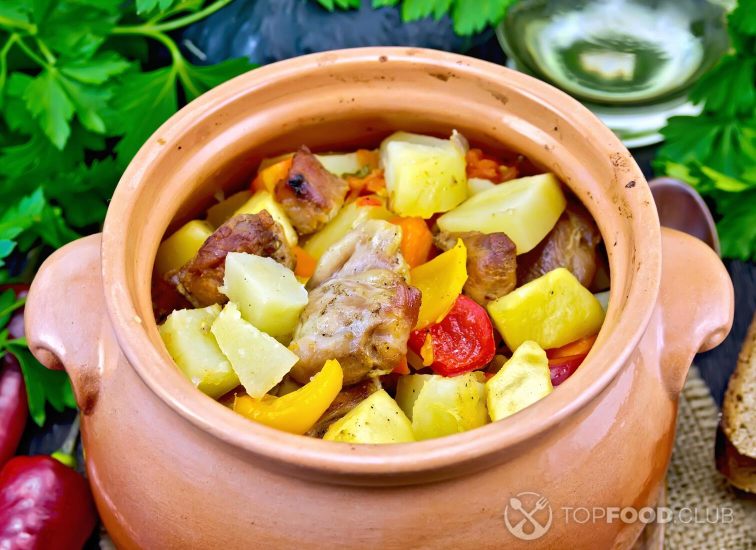 2021-11-19-fr3p2h-roast-meat-and-potatoes-in-clay-pot-on-dark-board-4wnyxpk